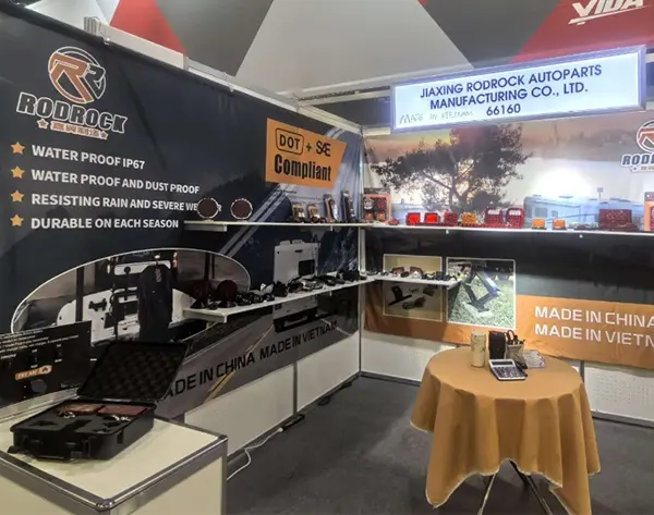 自動車部品展示会でトレーラーライトが光りました